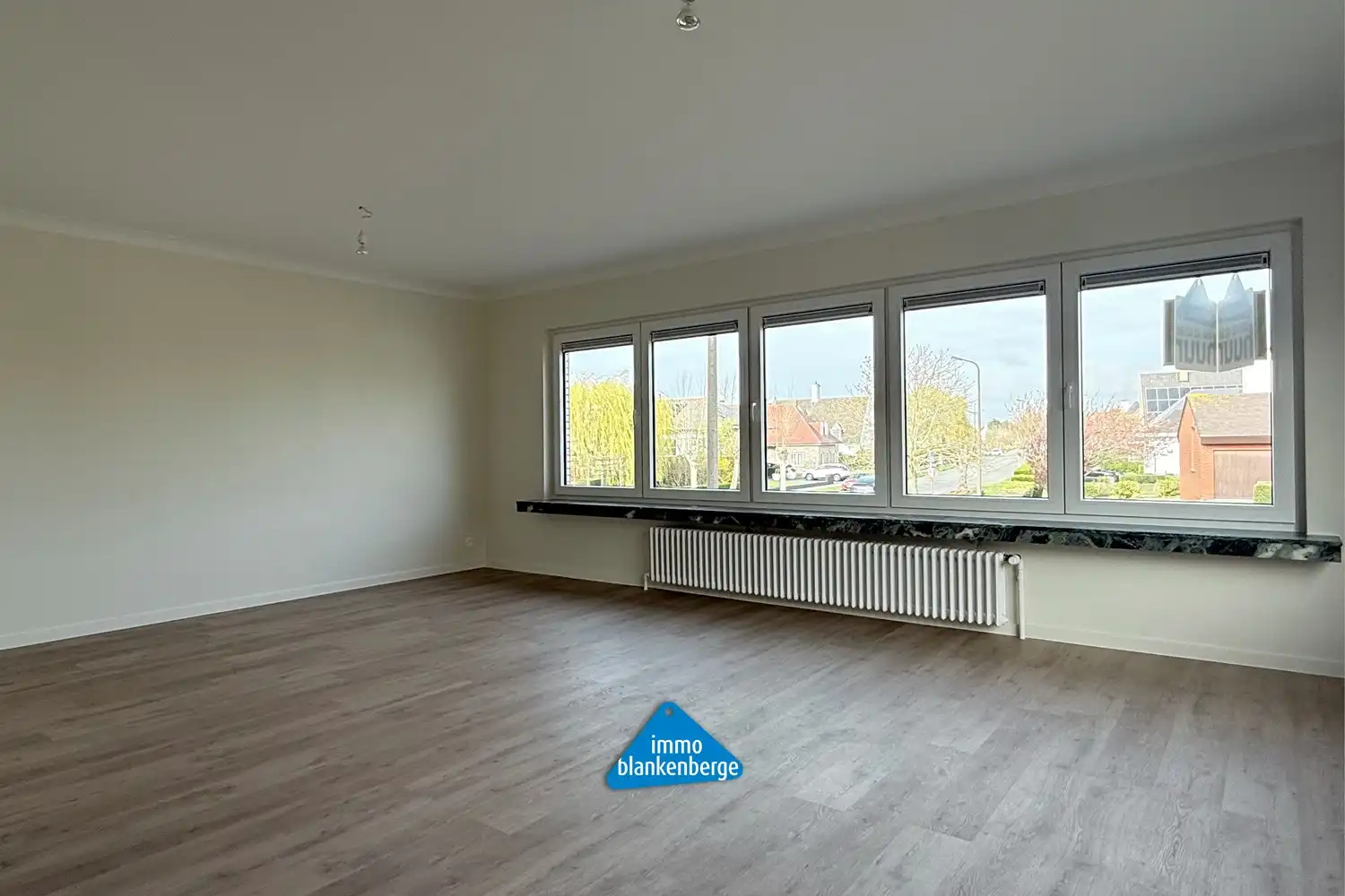 Volledig gerenoveerd ruim 2 slaapkamer appartement foto 3