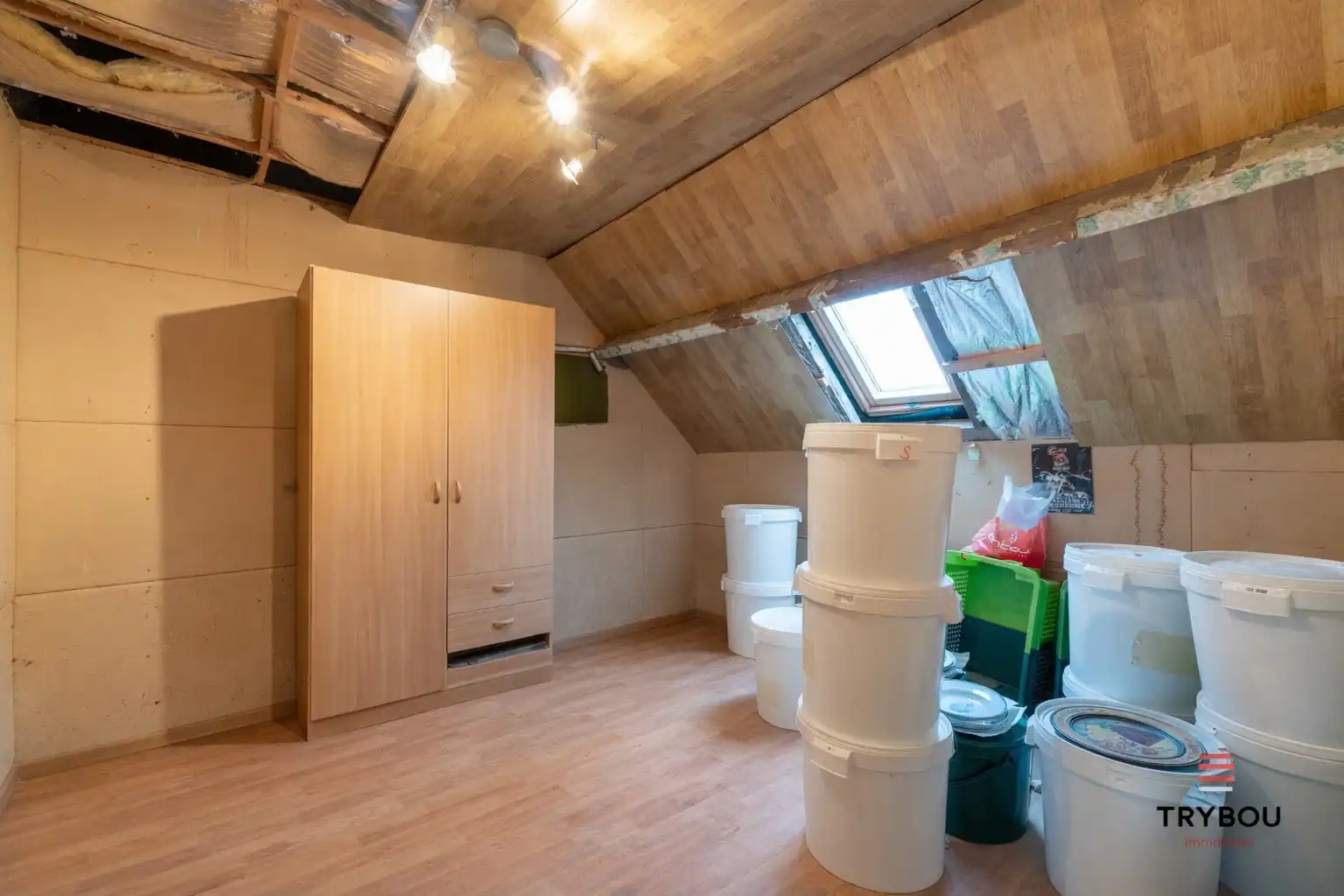 Kloeke woning met tuin, 2 garages en uitweg foto 12