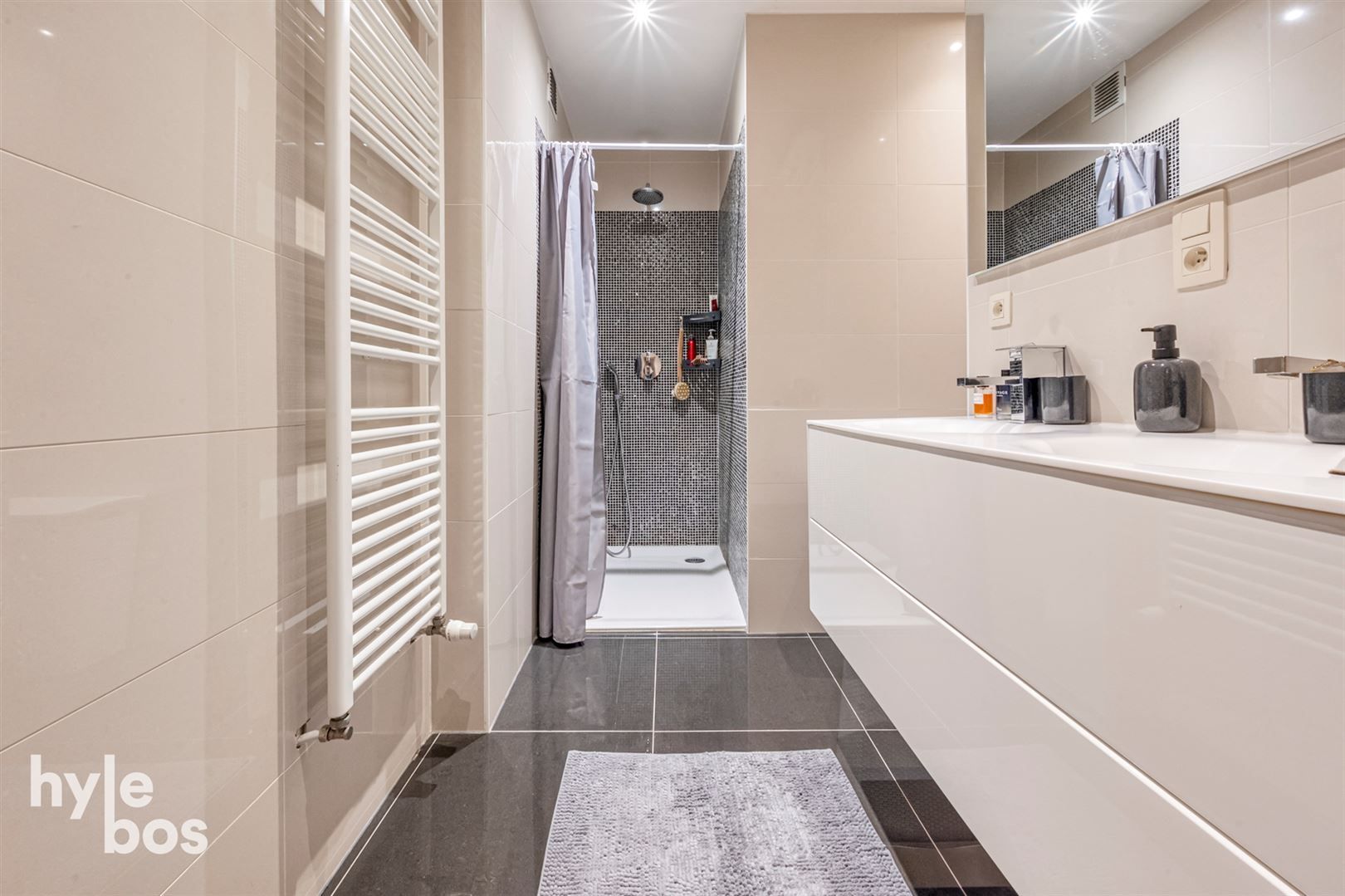 Instapklaar 2 slaapkamer appartement met garage foto 14