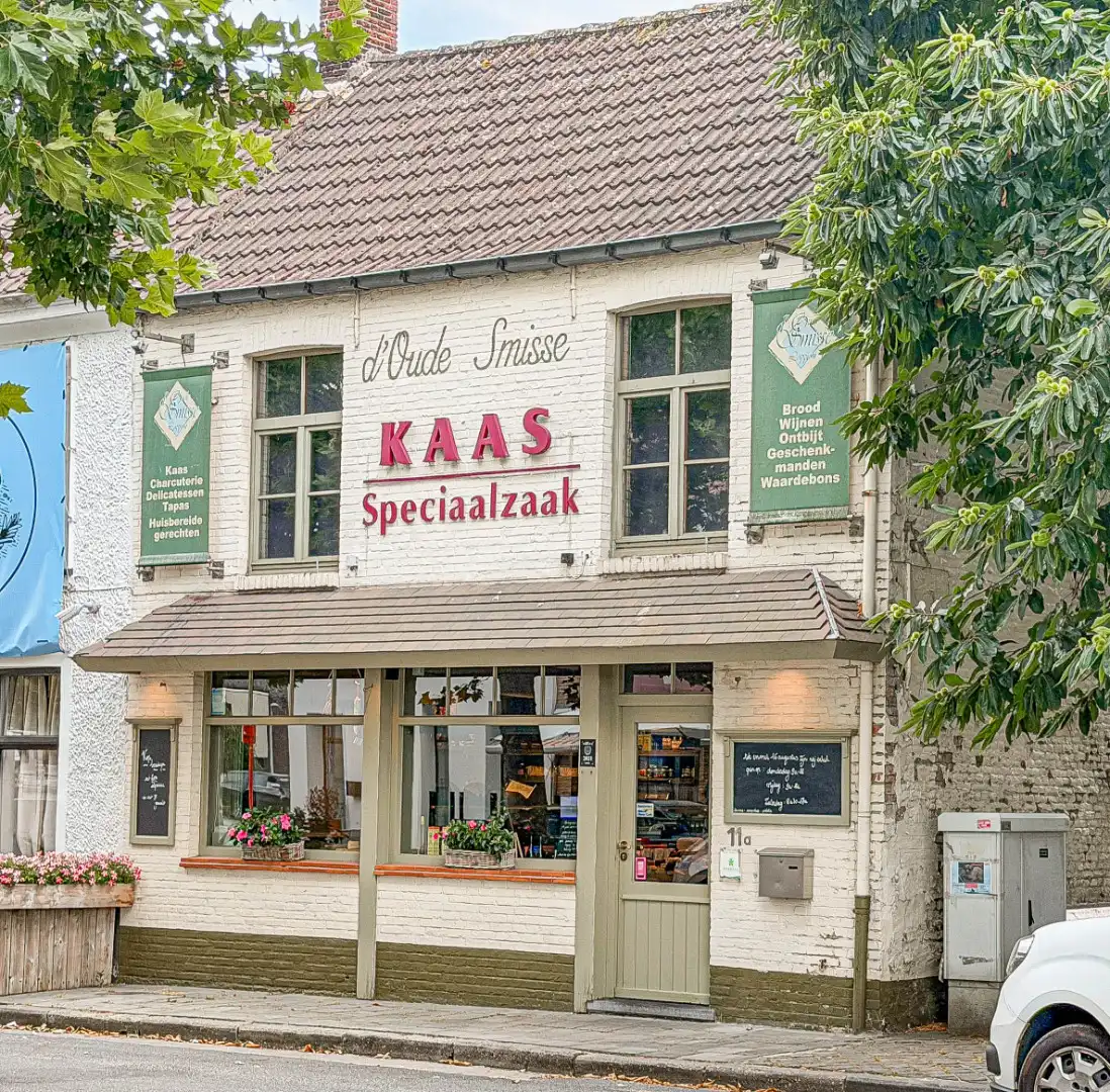 Karaktervol handelspand op een topligging in het hart van Loppem foto {{pictureIndex}}