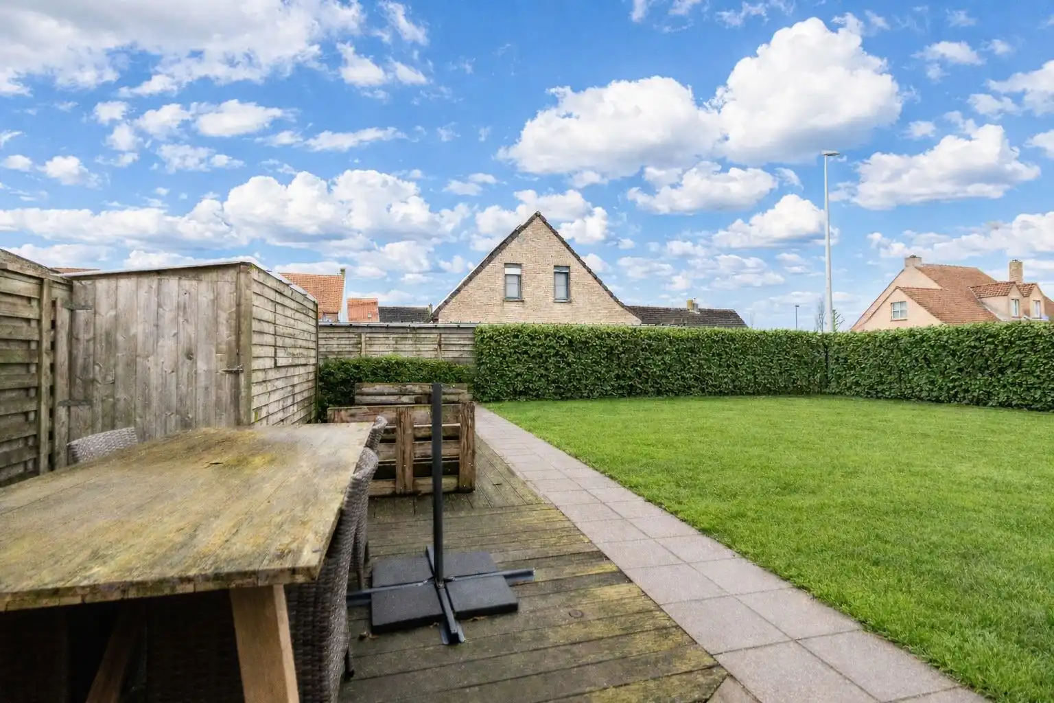 Degelijke villa (ca 654m²) te Jabbeke op de grens met Roksem/Oudenburg ! foto 2