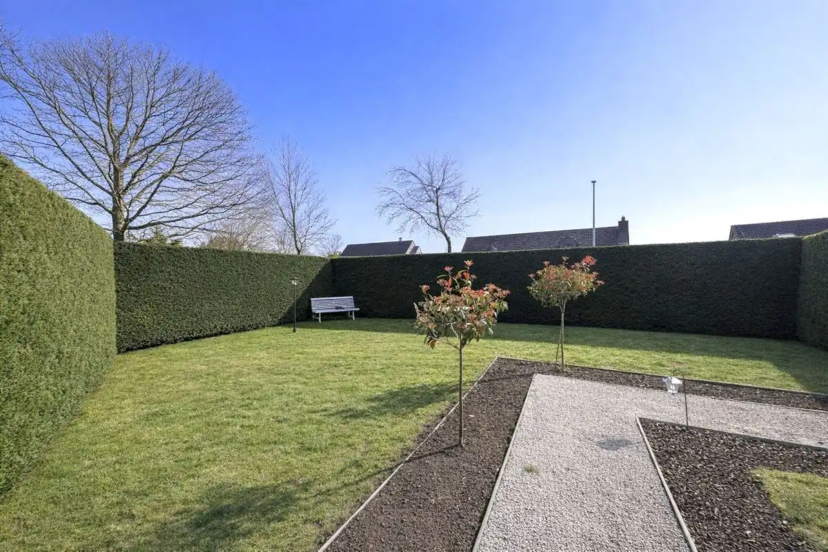 Ruime vrijstaande woning met dubbele toegang, garages en tal van mogelijkheden op strategische ligging in Maldegem. foto 6
