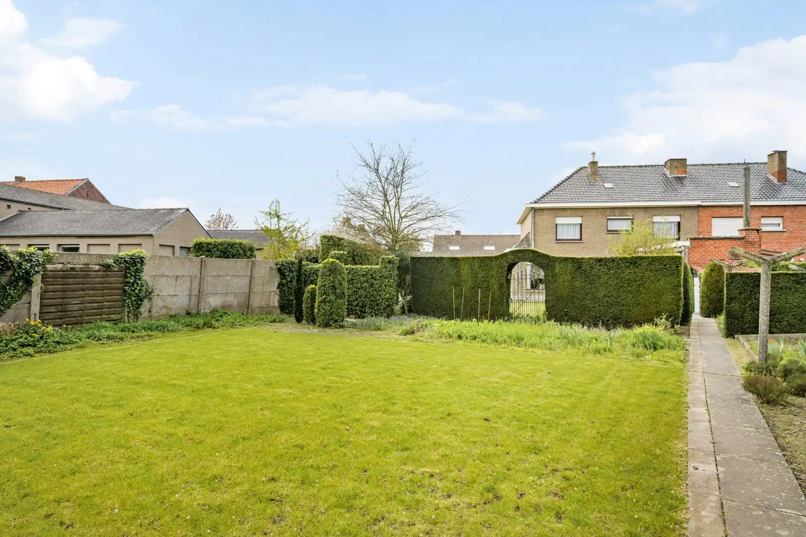 Ruime halfopen woning met 4 slaapkamers, zonnige tuin en garage met oprit in Dadizele foto 5