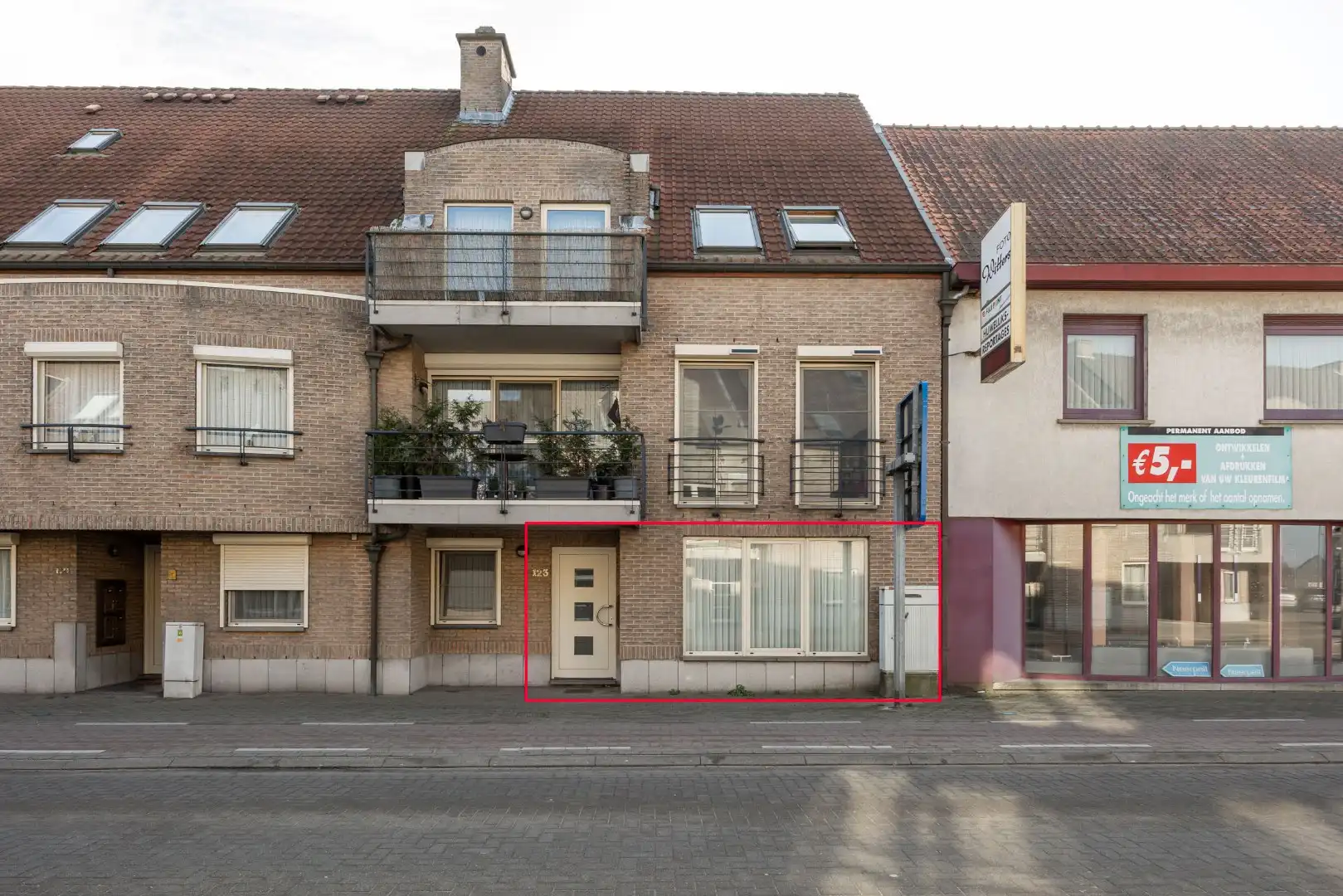 Ruim gelijkvloers appartement met terras en 2 slaapkamers te Overpelt centrum. foto {{pictureIndex}}