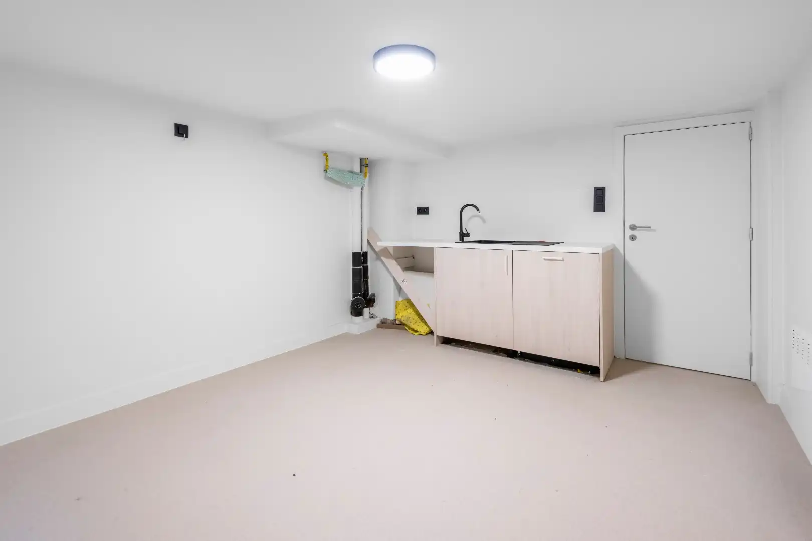 Hoek handelspand met grote zichtbaarheid, gelegen op de Zoutelaan vlakbij het commerciële centrum. foto 8