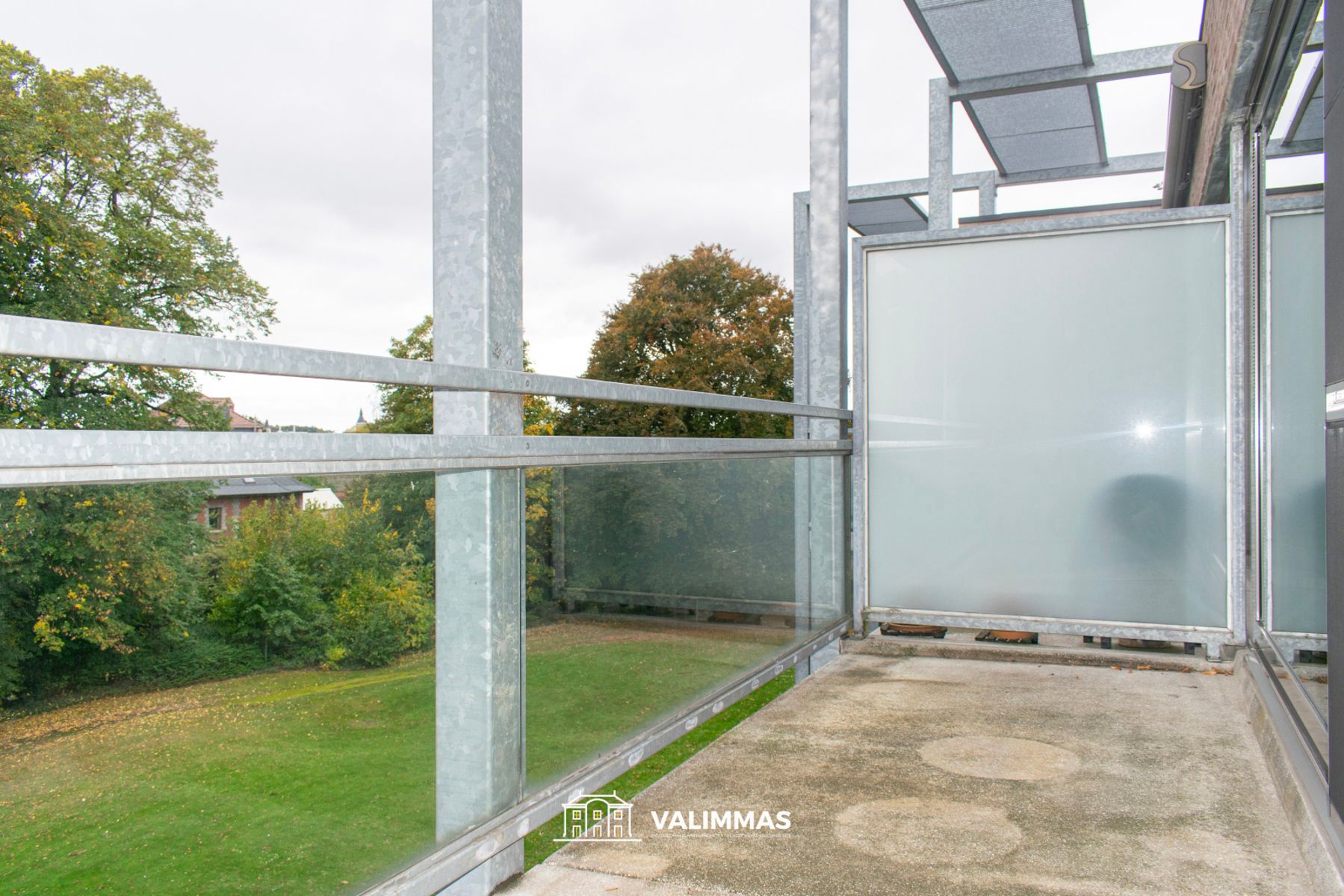 Instapklaar appartement met terras, kelder en event. garage. foto 7