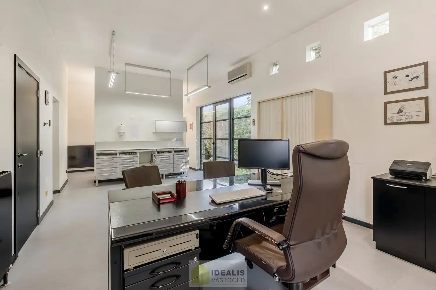 EXTRA RUIME VILLA MET EEN PRACHTIG LICHTRIJKE LEEFRUIMTE, RUIME KEUKEN, 4 SLAAPKAMERS, 2 BADKAMERS EN EEN RUIM PRAKTIJK/KANTOORGEDEELTE OP EEN RIANT EN CENTRAAL PERCEEL VAN MAAR LIEFST 16A 27CA OP EEN GUNSTIGE LOCATIE NABIJ HET CENTRUM VAN ACHEL! foto 24