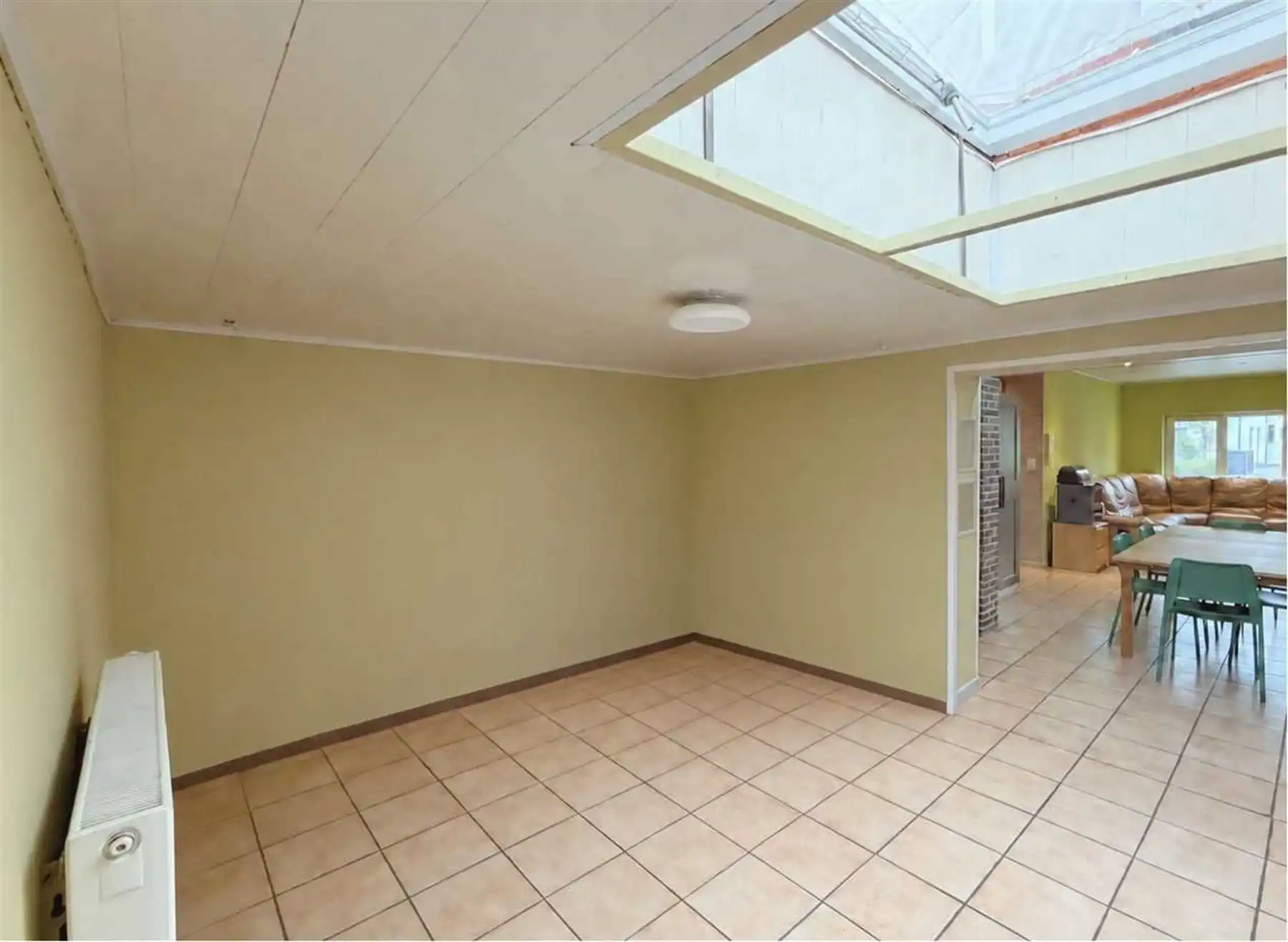 Ruime rijwoning met 3 slk's, tuin en polyvalent bijgebouw. foto 4