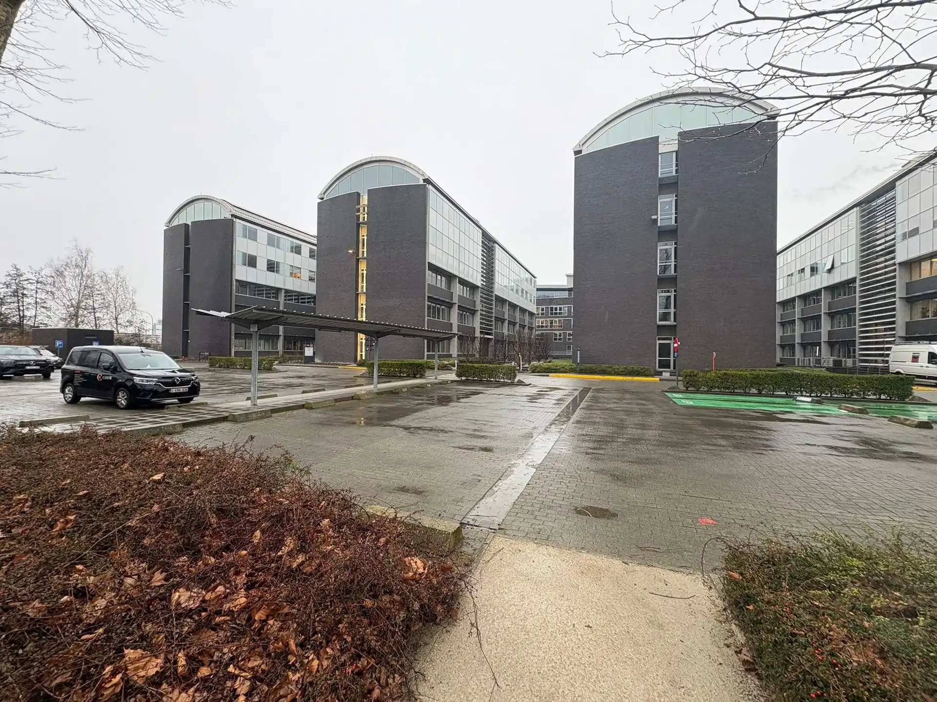 Kantoor 552m² op het glv te huur in het Axxes Business Park. foto {{pictureIndex}}