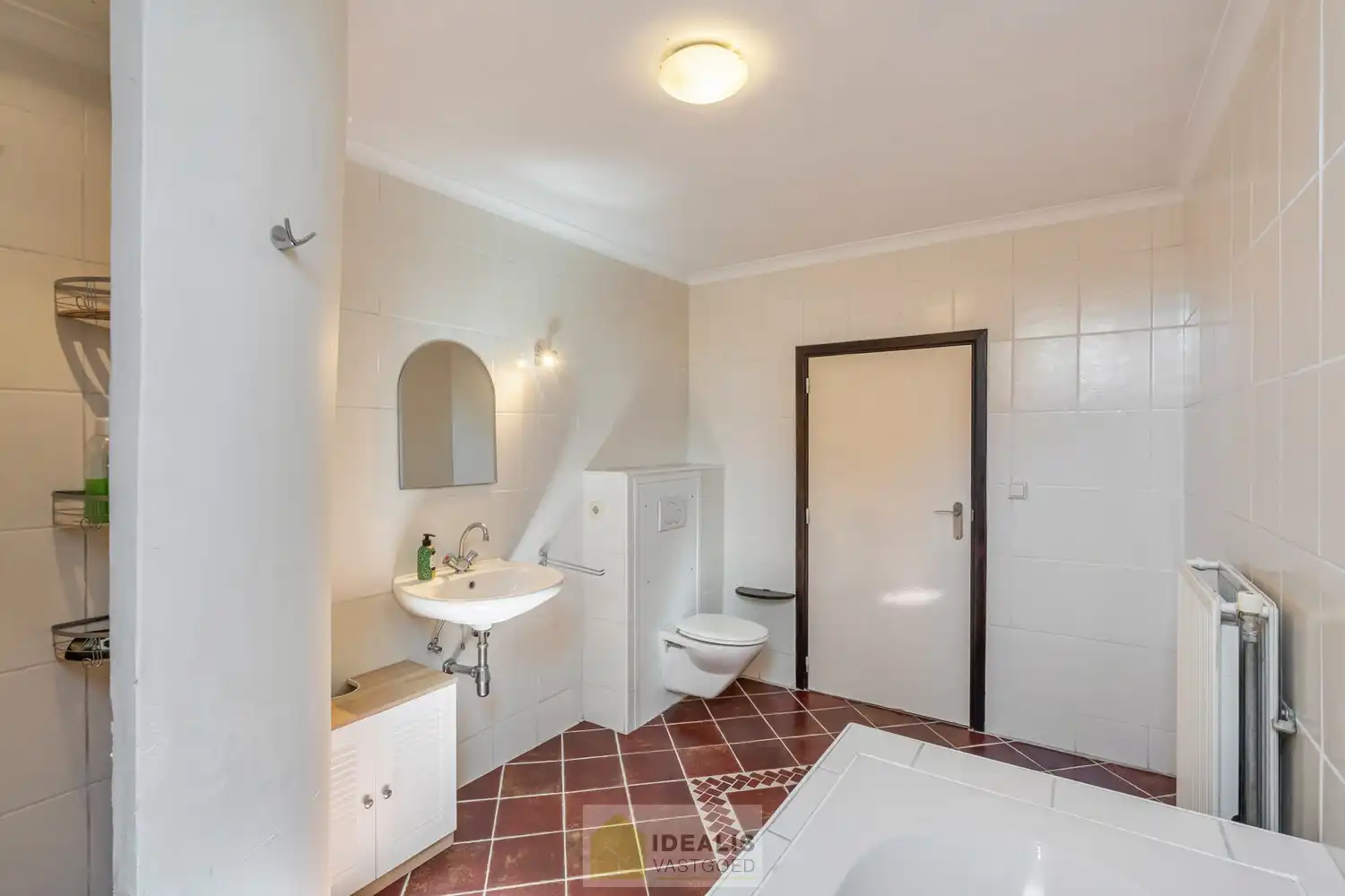 OP TE FRISSEN GEZINSWONING MET LICHTRIJKE LEEFRUIMTE EN AANSLUITEND RUIME KEUKEN, BERGING, BADKAMER VOORZIEN VAN DOUCHE EN BAD EN 3 SLAAPKAMERS OP EEN PERCEEL VAN 5A 37A - Deze woning omvat +-158m² bewoonbare oppervlakte verdeeld over een lichtrijke woonkamer met aansluitend een ruime keuken, berging, badkamer voorzien van douche en bad en 3 slaapkamers. De woning is gelegen op een aangenaam perceel van 5a 37ca vlakbij het centrum van Opitter (Bree), op fietsafstand van winkels, horeca en scholen,… Zeer geschikt voor kandidaten op zoek naar een op te frissen woning met karakter die ruimte en rust biedt doch dicht bij allerlei faciliteiten is gelegen. foto 19