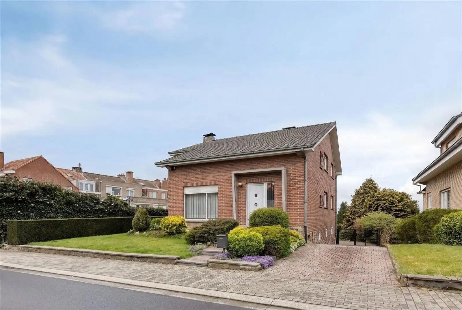 Charmante lichtrijke woning (251m²) met 4 slaapkamers + garage op een uitstekende locatie te Buizingen  foto 2
