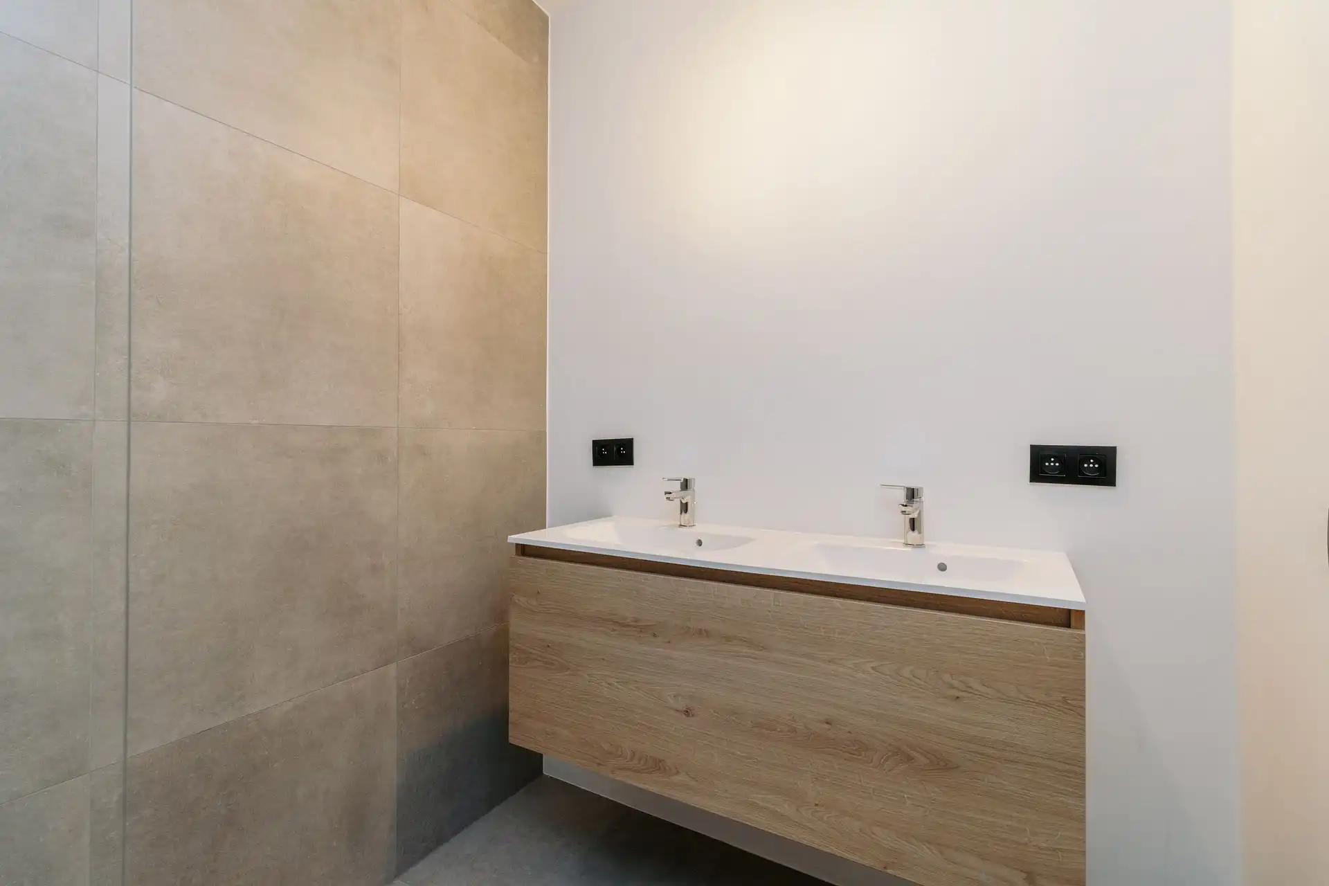 Gerenoveerde woning met magazijn foto 7