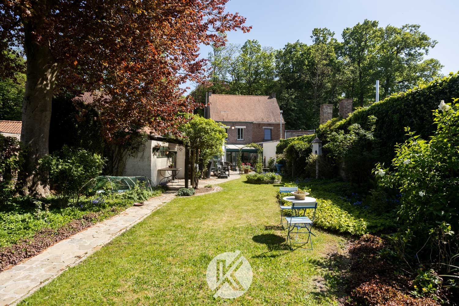 Woning op een ruim perceel met uitzicht op agrarisch gebied foto {{pictureIndex}}