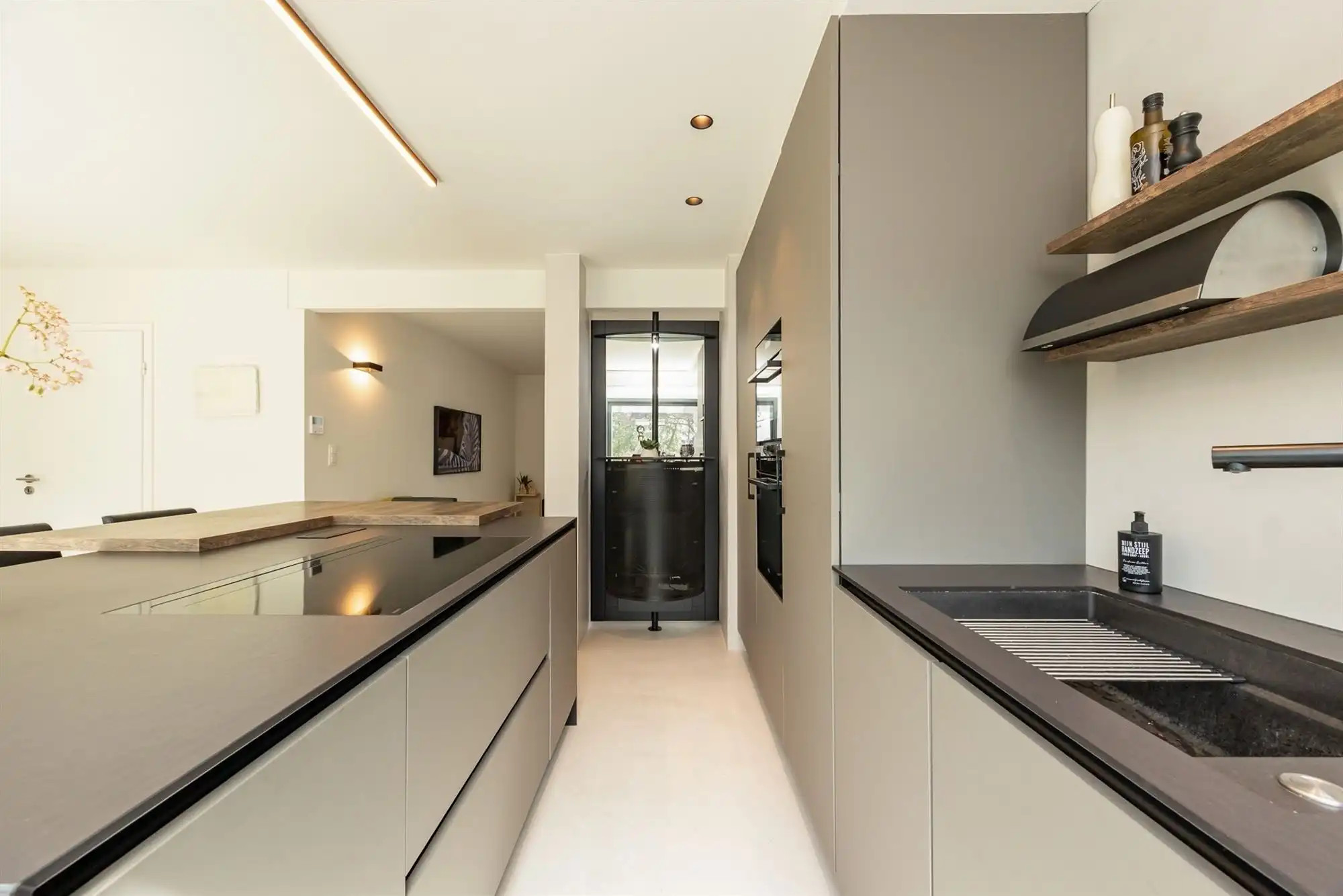 Instapklare en vrijstaande gezinswoning met 3 slpk. en een ruime tuin foto 14