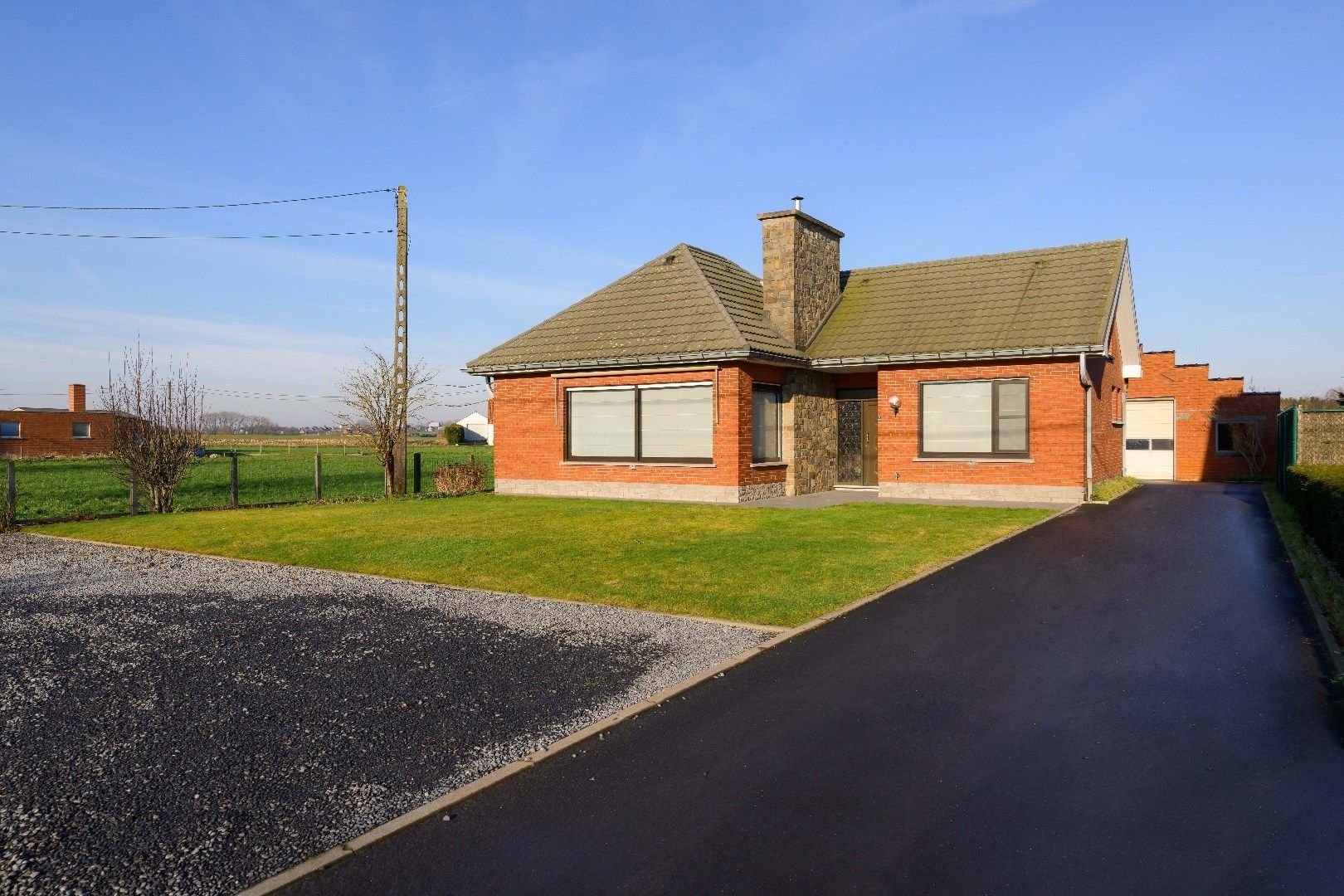 ALLEENSTAANDE WONING MET 2 SLPKS | MET OPSLAGRUIMTE 150 m² foto {{pictureIndex}}