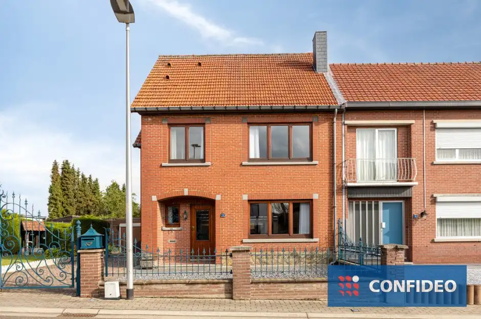 Hoofdfoto van de publicatie: Te renoveren halfopen bebouwing met 3 slaapkamers op rustige locatie