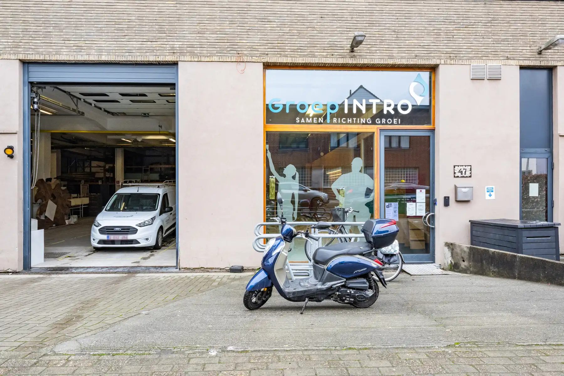 Ruim en veelzijdig bedrijfspand met parking en opslag foto 3
