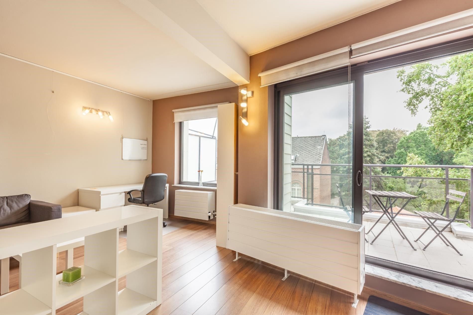 Bemeubelde studio met ruim terras en prachtig zicht foto {{pictureIndex}}