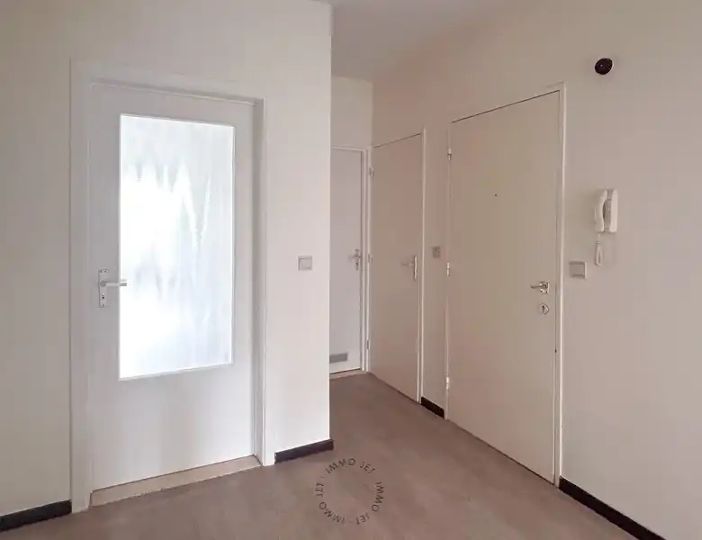 Instapklaar appartement met twee slaapkamers, terras en autostaanplaats in hartje Beveren foto 2