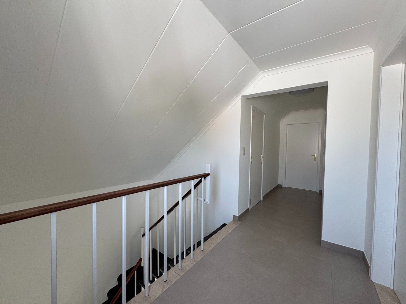 Zeer ruime huurwoning met o.a. 3 slpks en garage foto 17