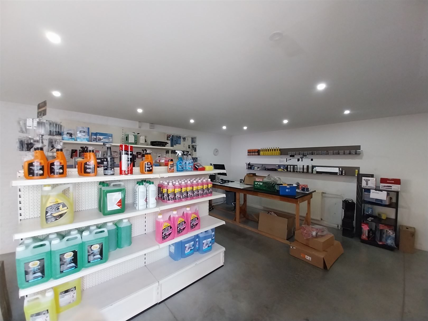 TE HUUR: Handelspand met ruim magazijn op gunstige locatie in Heusden!  foto 3
