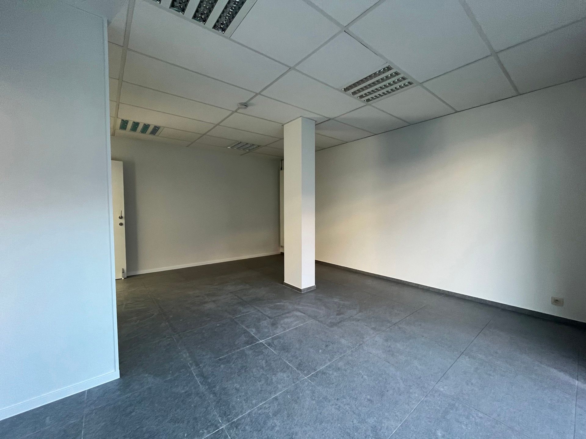 RUIME HANDELS/KANTOORRUIMTE TE HUUR IN TERNAT foto 2