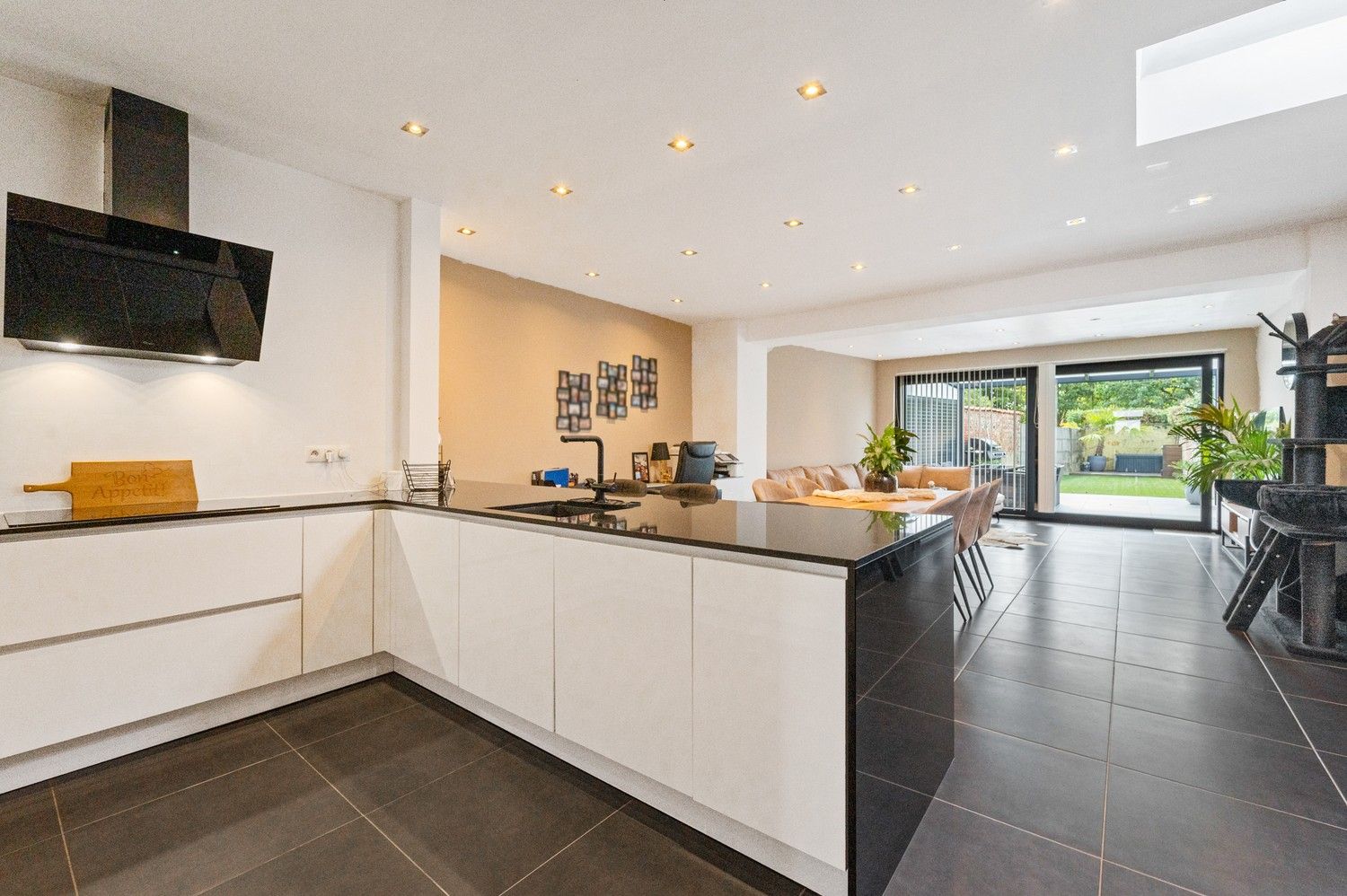 Instapklare, stijlvol gerenoveerde woning met tuin in hartje Broechem foto {{pictureIndex}}