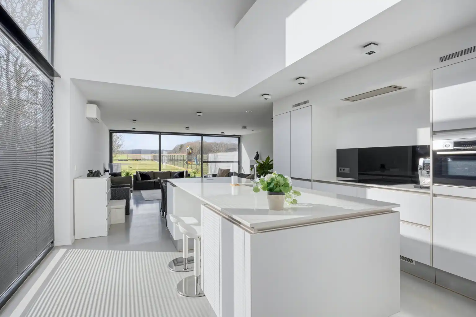 PRACHTIGE RUIME WOONST MET VERZICHT TE LUBBEEK  foto {{pictureIndex}}