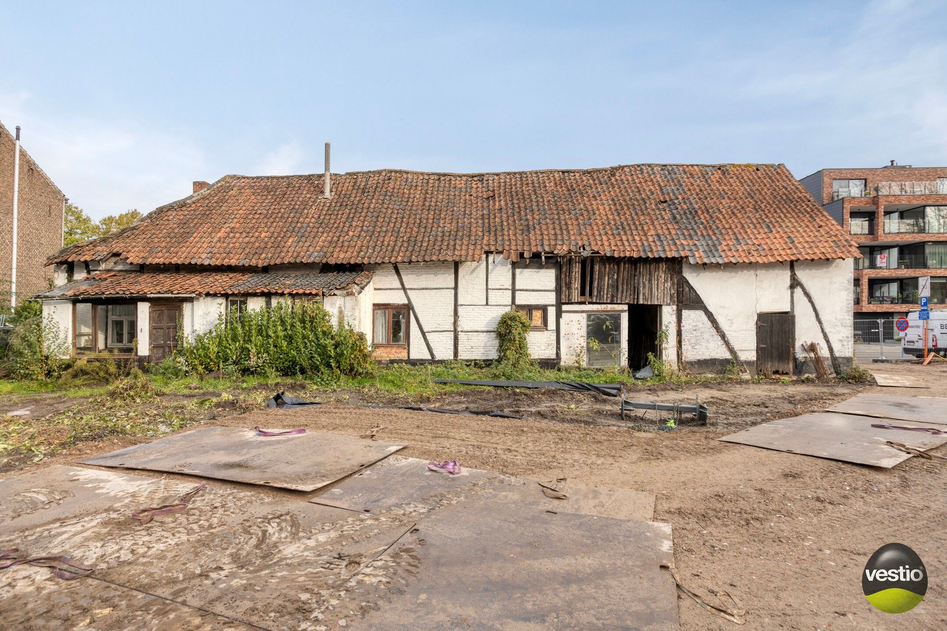 Beschermde langgestrekte vakwerkhoeve op zuid georiënteerd perceel van 15a 07ca. foto 4