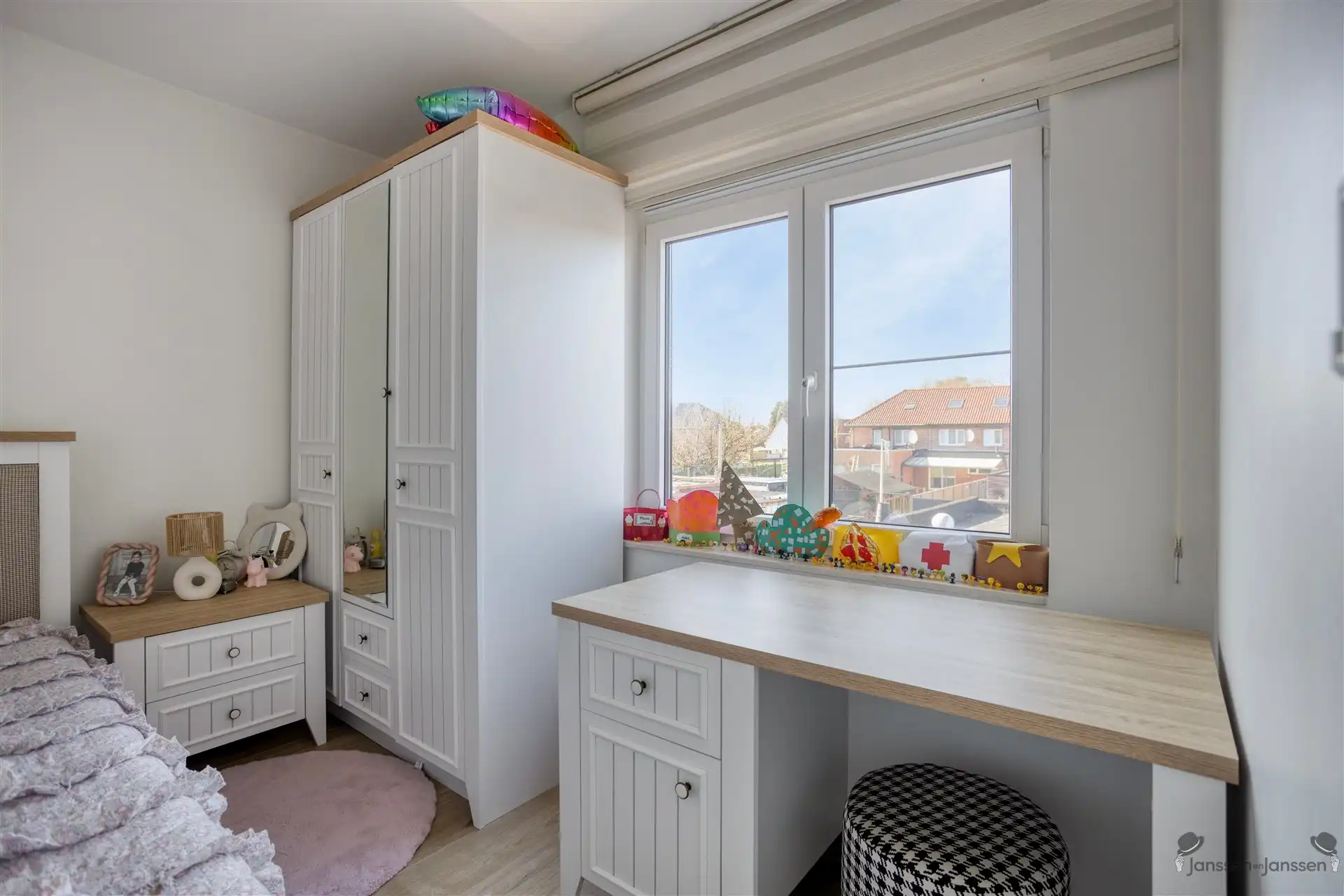 Volledig gerenoveerde HOB op topligging aan rustig pleintje te Genk foto 17