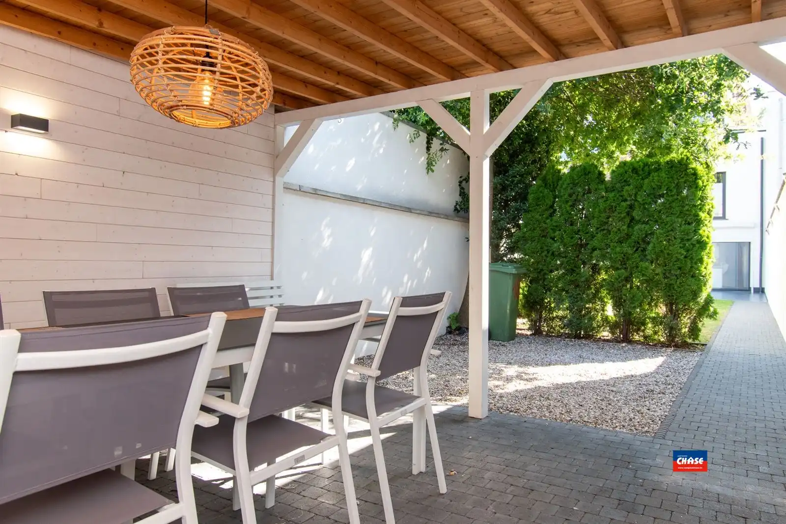 Gerenoveerde woning met terras, drie slaapkamers en garage foto 2
