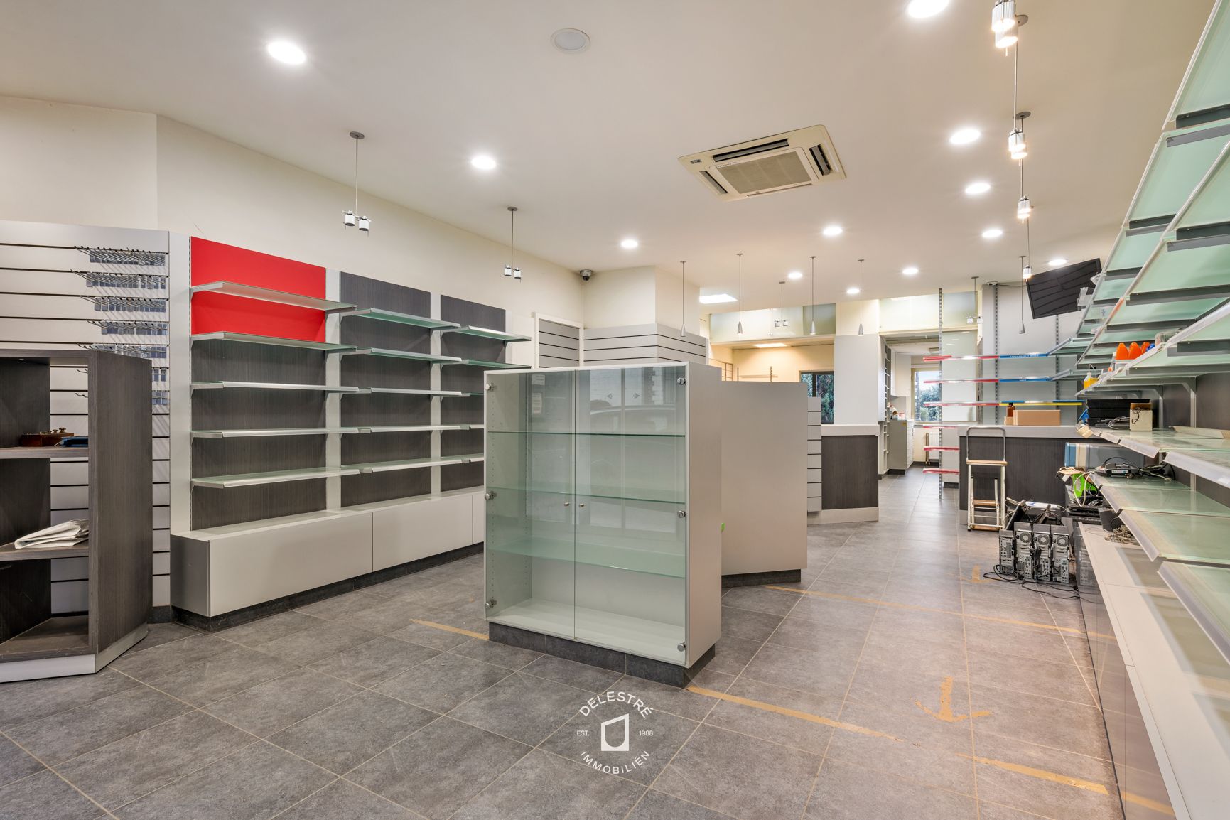 ERG RUIME MULTIFUNCTIONELE EIGENDOM MET 3 GARAGES  foto 6