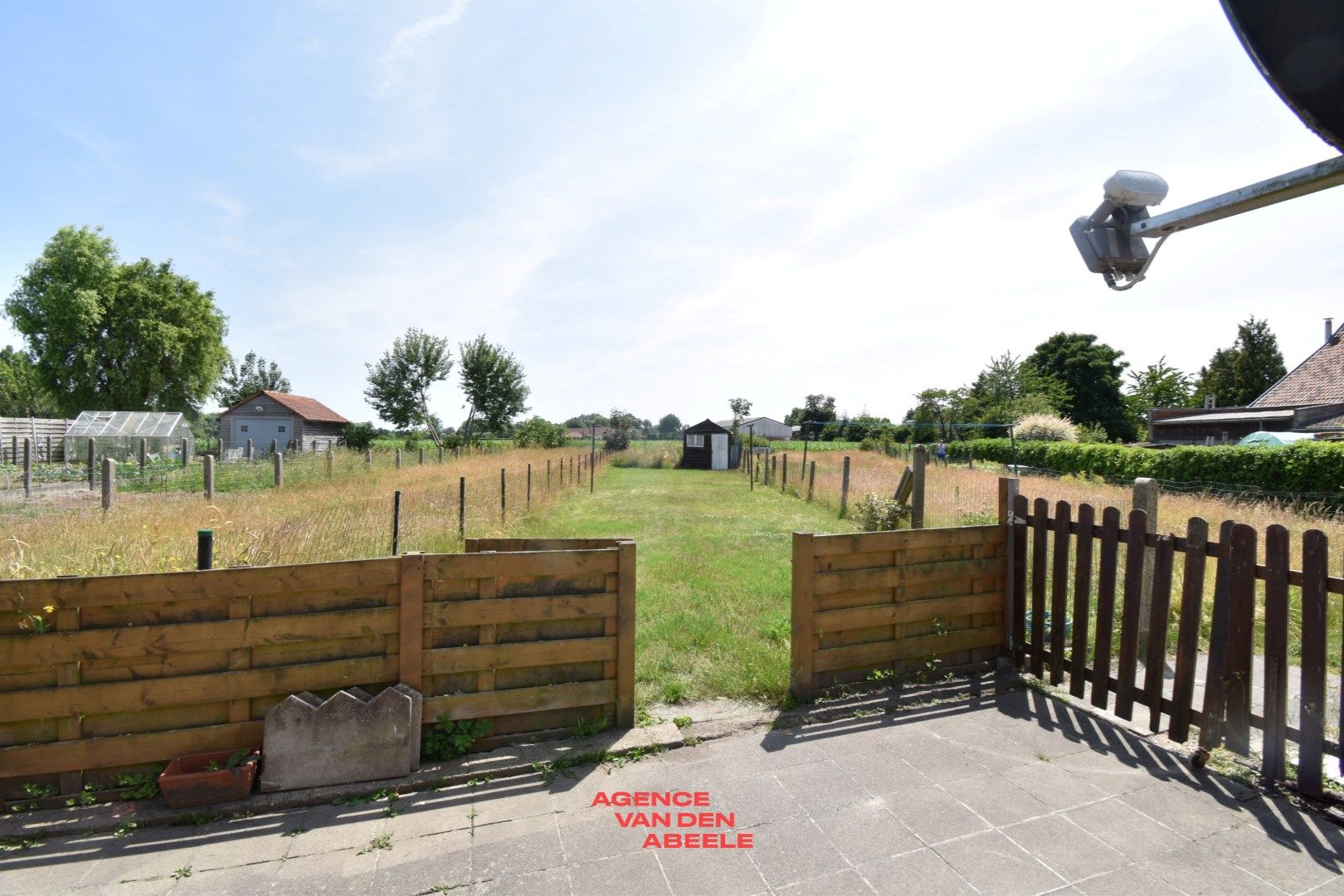 Hoofdfoto van de publicatie: Te renoveren woning met 2 slaapkamers en fantastische tuin 