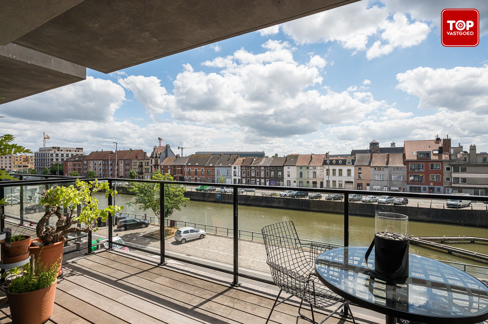 Modern en energiezuinig appartement met zicht op het water en zicht op de binnentuin foto 9