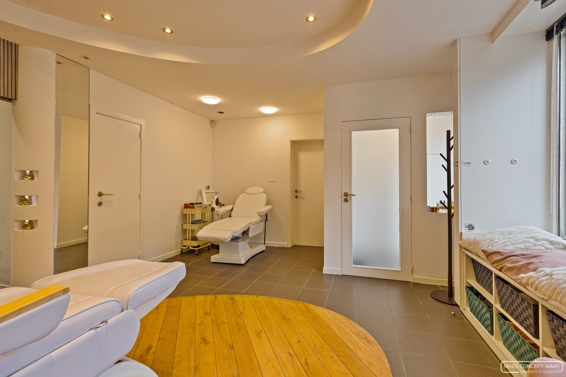 Te koop handelspand met appartement boven in centrum Desselgem foto 4