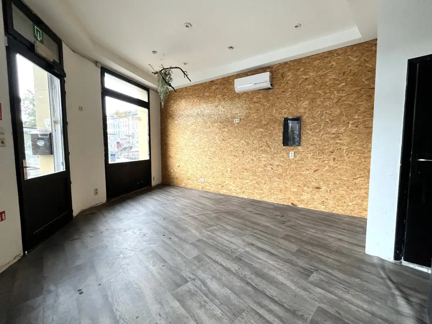 Zichtbare handelsruimte met kelder in bruisende buurt foto 4