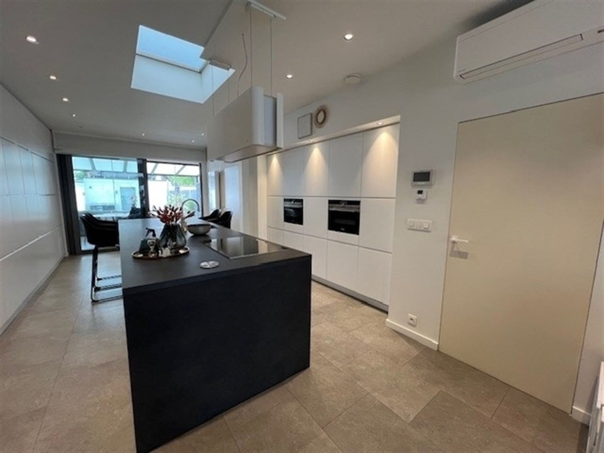 Energiezuinige woning met 3 slpks, tuin en garage! foto {{pictureIndex}}