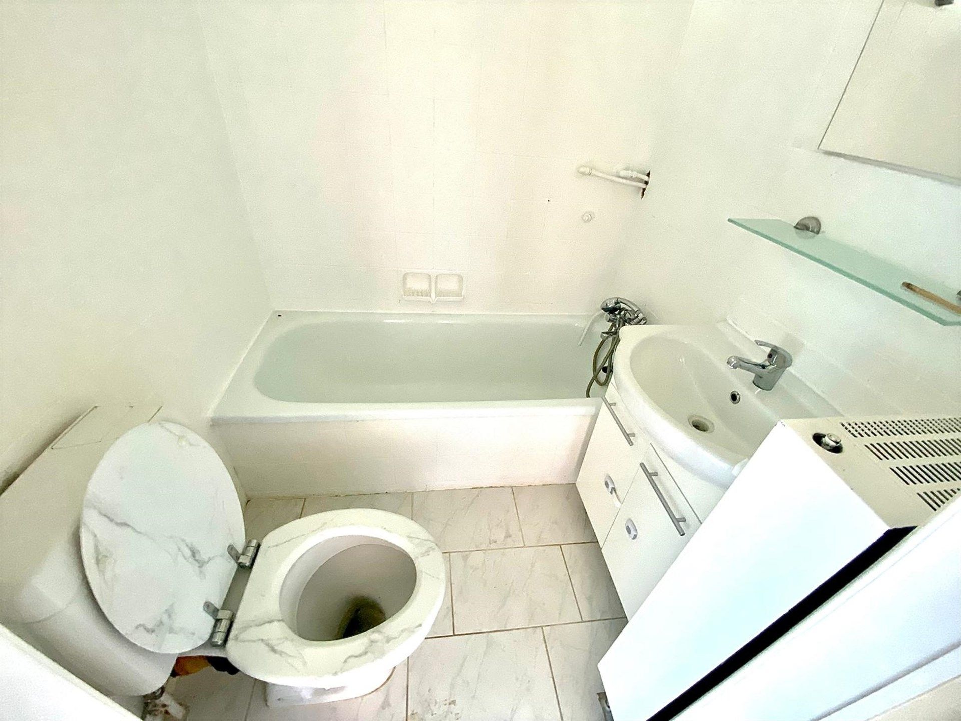 Ruim appartement met twee slaapkamers en garage te Aalst foto 5