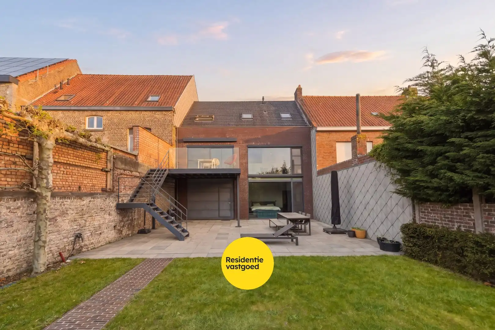 Ruime instapklare woning met zongerichte tuin in hartje Oudenburg foto {{pictureIndex}}