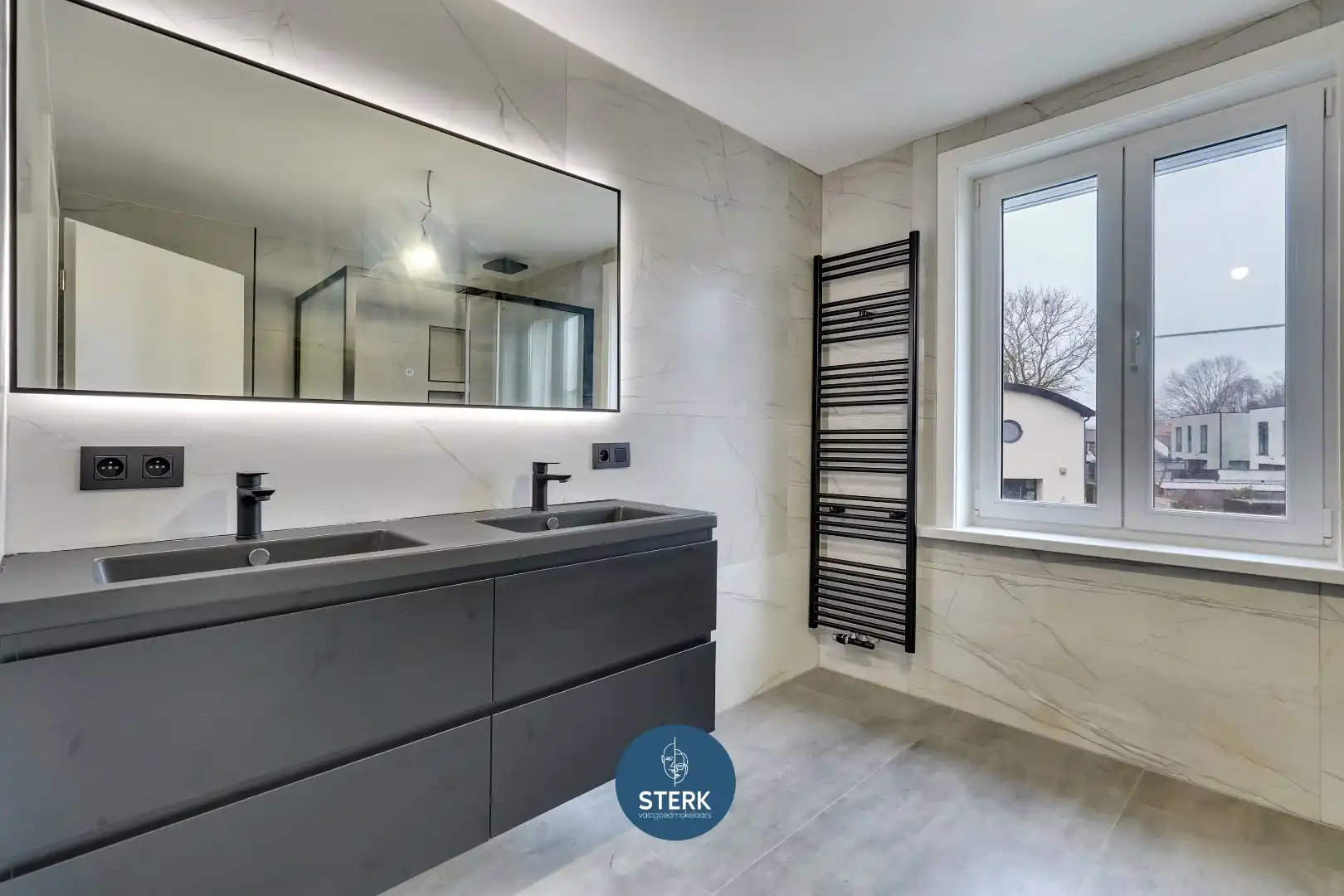 MODERN GERENOVEERDE GEZINSWONING MET 5 SLPKS + 2 BADKAMERS TE LANAKEN !  foto 18