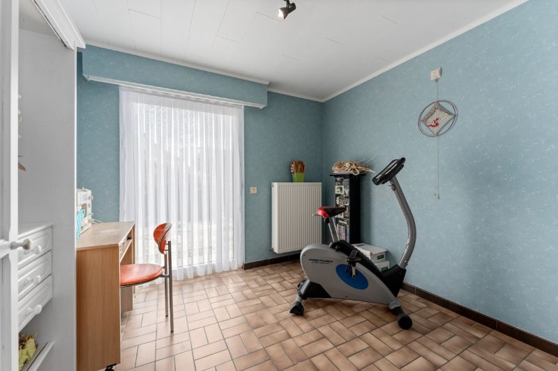 Hooglede. Zeer verzorgde gelijkvloerse villa met 3-4 slaapkamers, dubbele garage en kleine bergloods. Uiterst rustig gelegen overal dichtbij op een prachtige locatie! Ideaal voor bewoners met  extra bergruimte. foto 17