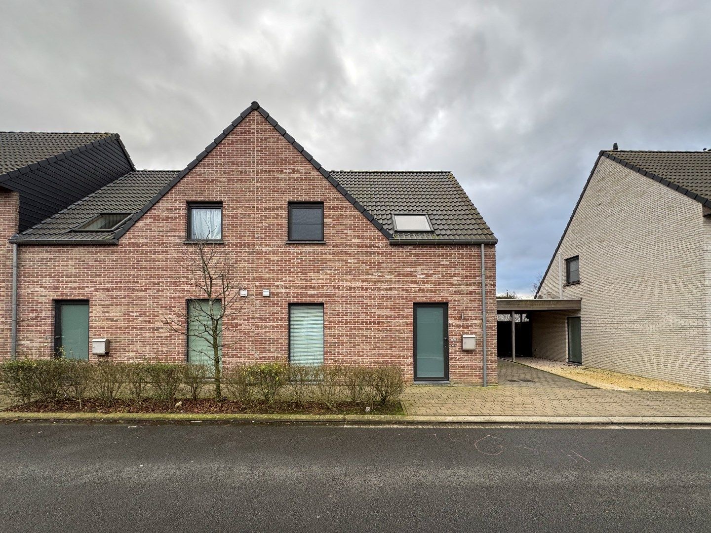 Halfopen woning met 3 slaapkamers, carport en tuin. foto 21