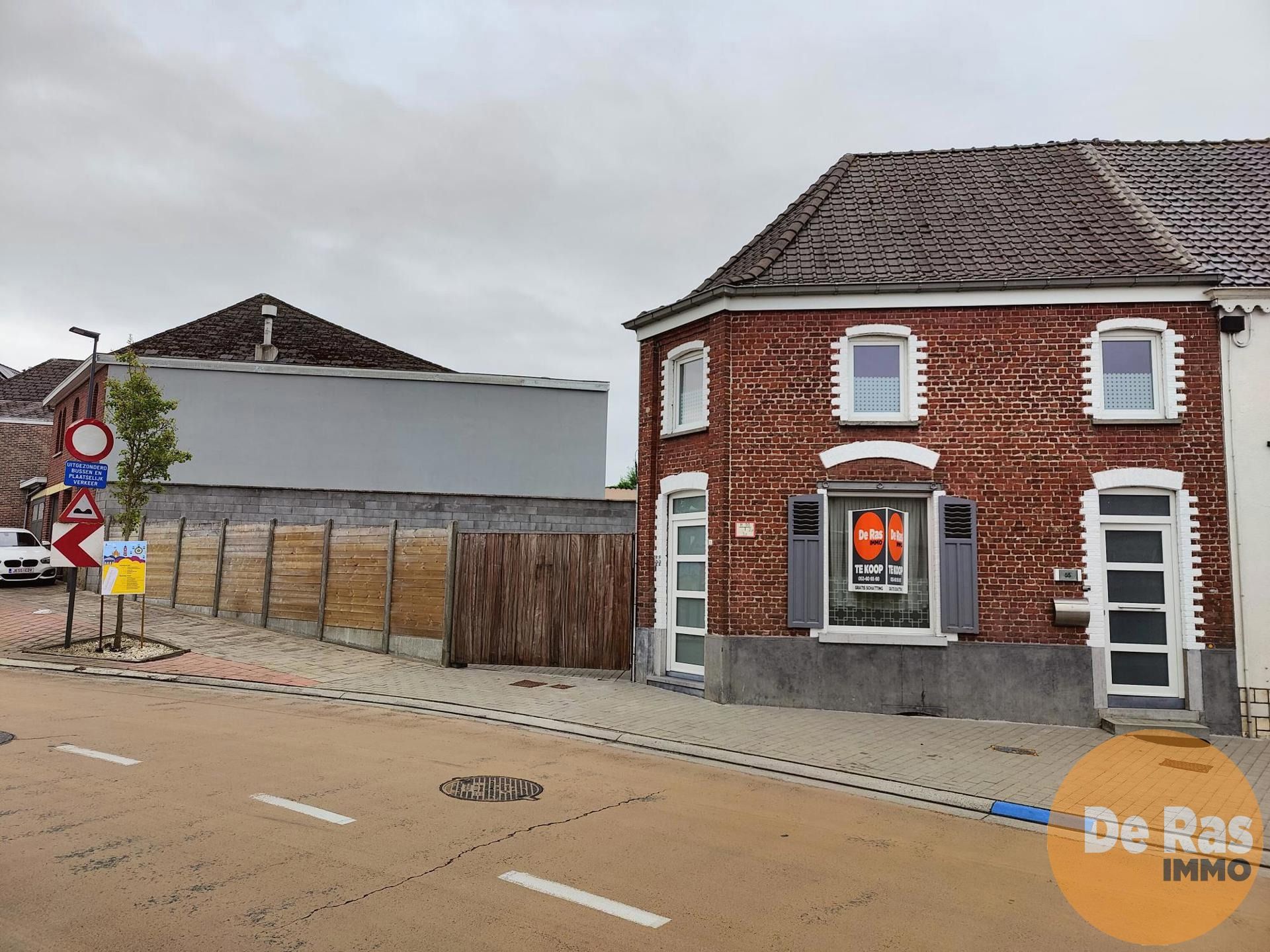 HELDERGEM - halfopen bebouwing met 4 slaapkamers  foto {{pictureIndex}}