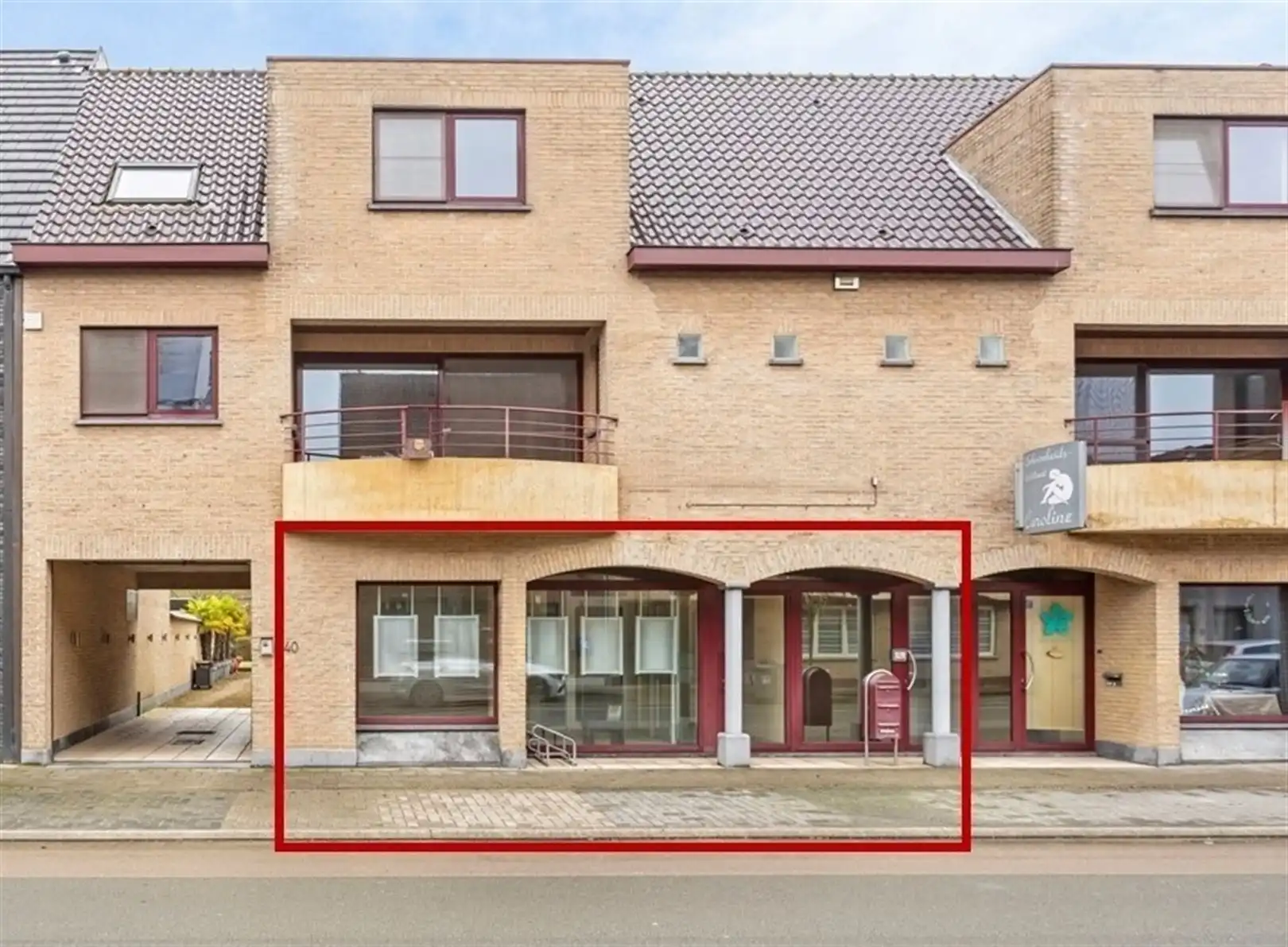 Voormalig bankkantoor met wachtruimte, loket, 3 burelen, polyvalente ruimte en een bergruimte foto 15