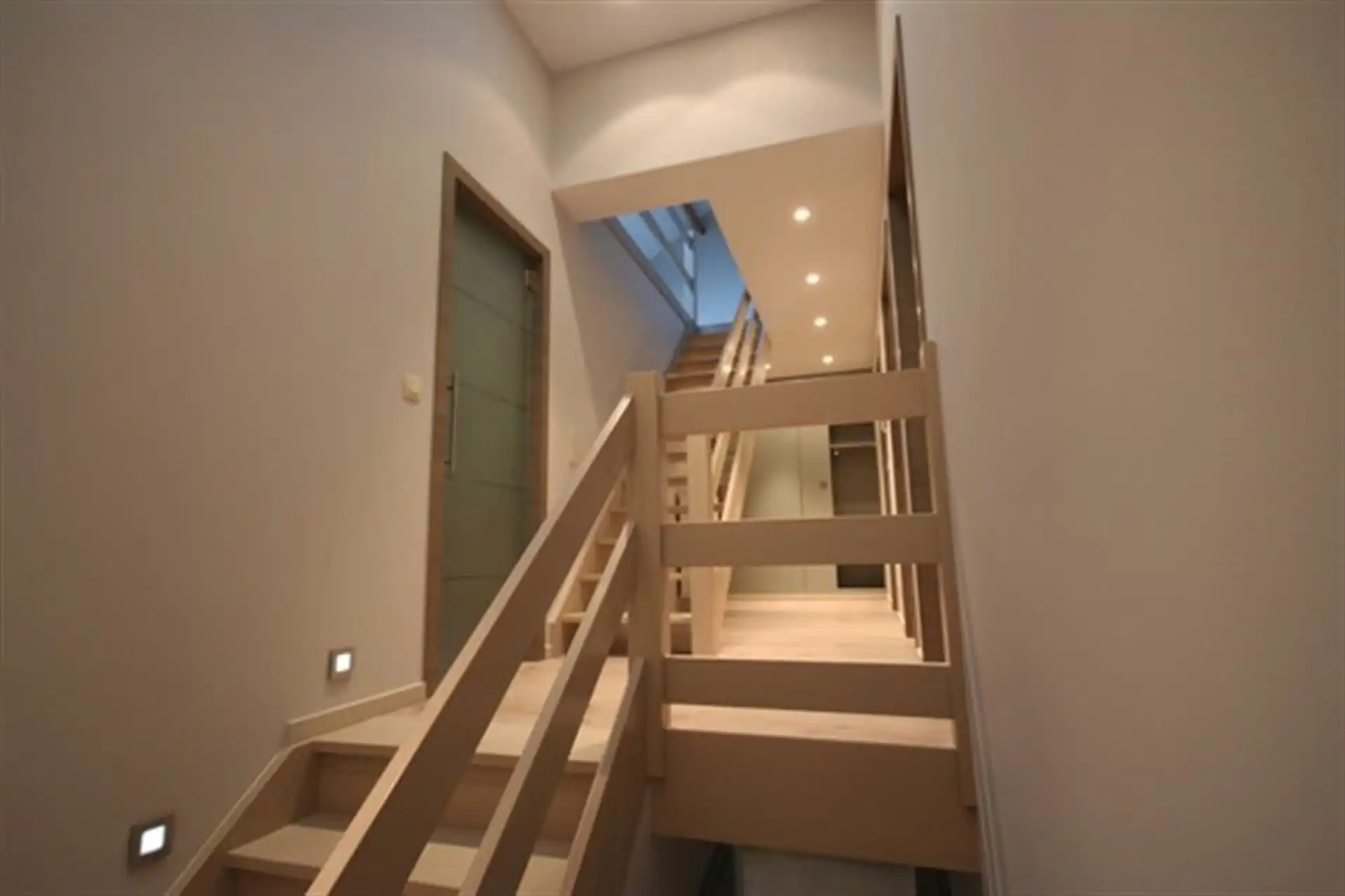 Fijn gelegen en recent gerenoveerde 4 slaapkamer woning foto 17