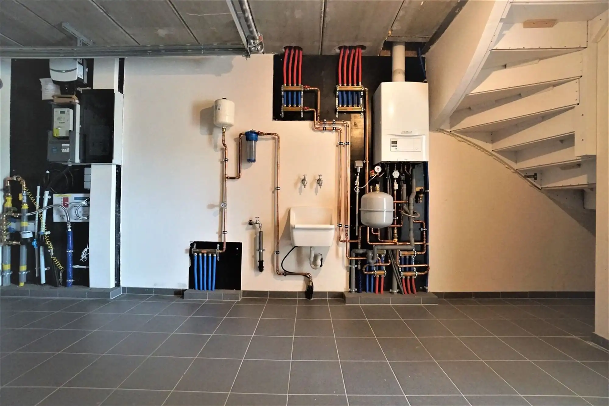Mooi afgewerkte halfopen woning met 4 slaapkamers en inpandige garage foto 10