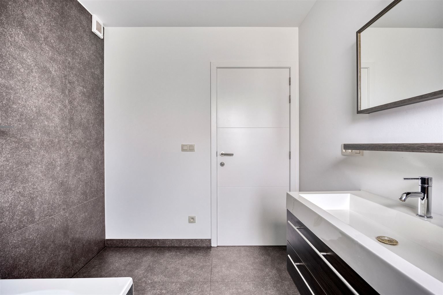 Instapklaar gelijkvloers appartement met 2 slaapkamers, ruime tuin en parkeergelegenheid op een rustige toplocatie in Opitter.  foto 19