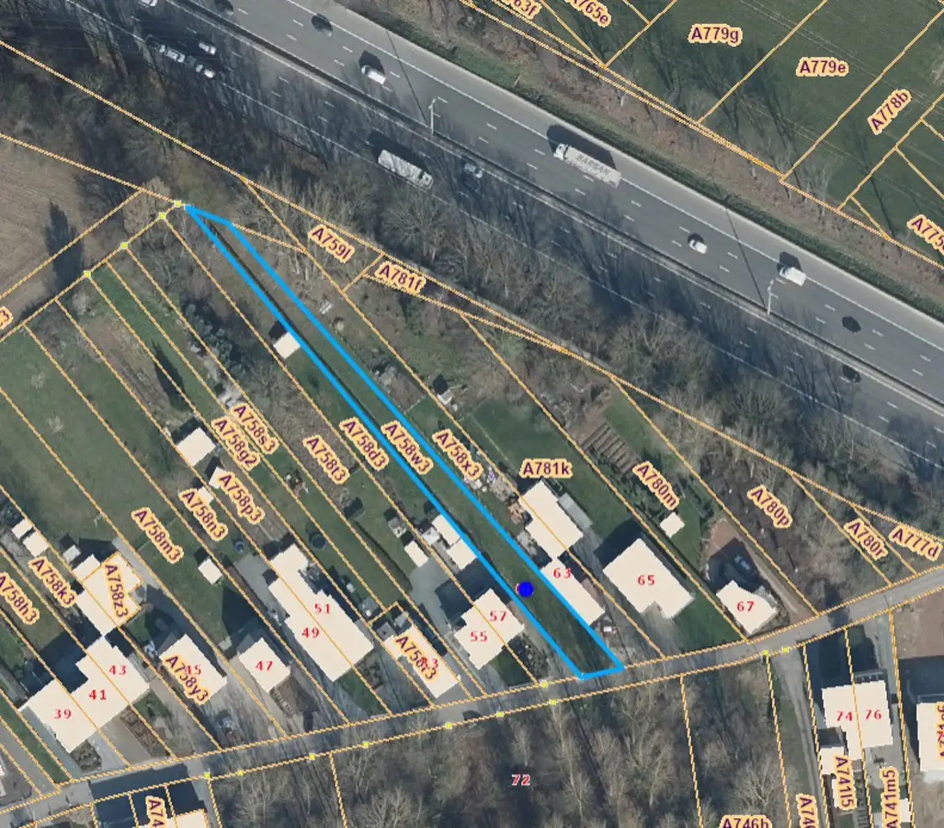 Gunstig gelegen bouwgrond geschikt voor 3-gevel foto {{pictureIndex}}