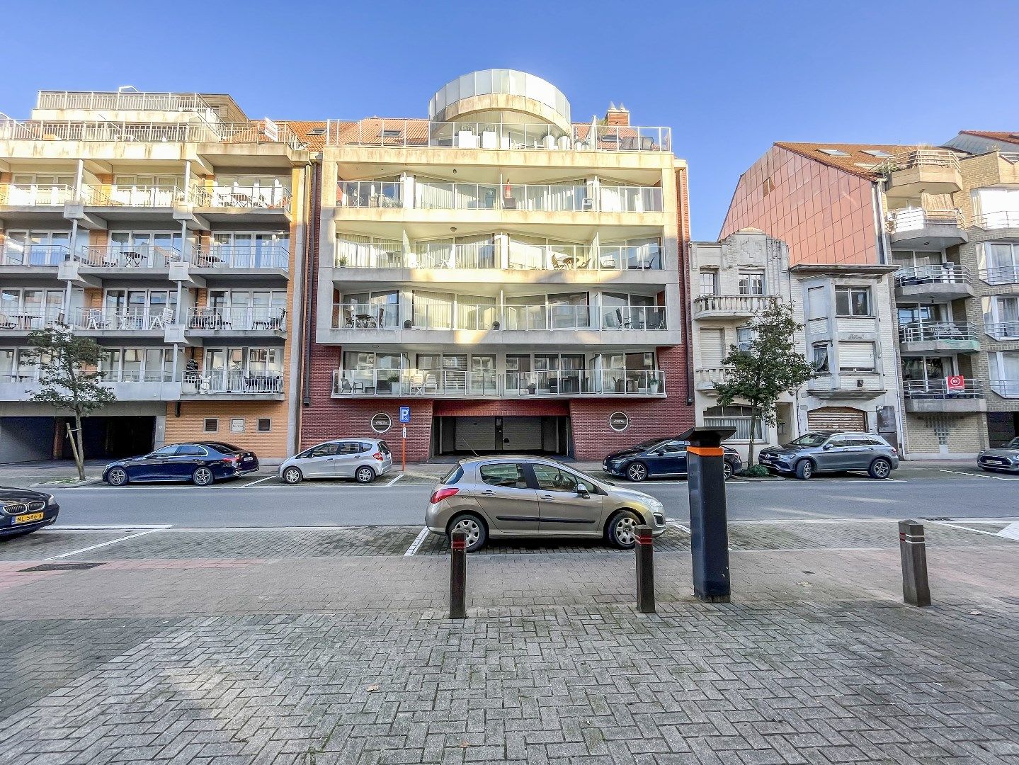 Parkeerplaats gelegen op de Leopoldlaan, op wandelafstand van de Zeedijk foto {{pictureIndex}}