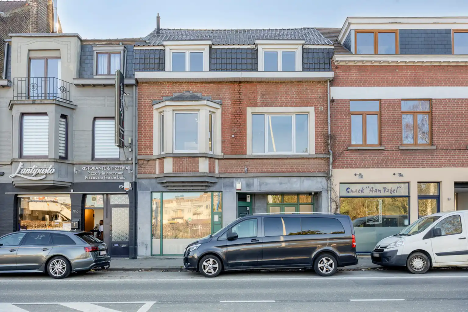 Uitstekend gelegen handelshuis met duplexwoonst  foto 2